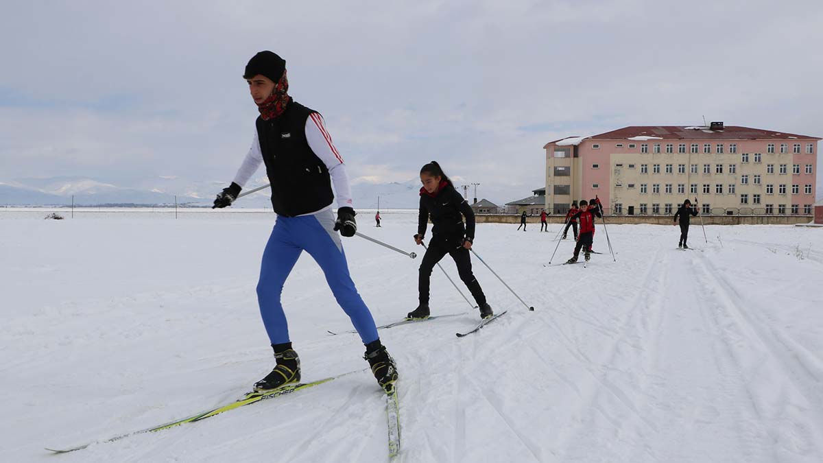 " Kışın ise buraya gelip, zor şartlar altında antrenmanlar yaparak, Türkiye şampiyonasına hazırlanıyoruz"