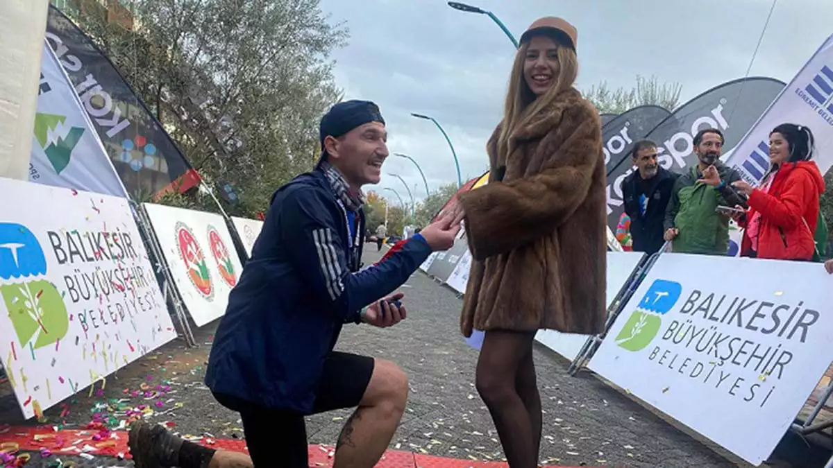 Kaz dağları'ndaki maratonda sürpriz evlilik teklifi
