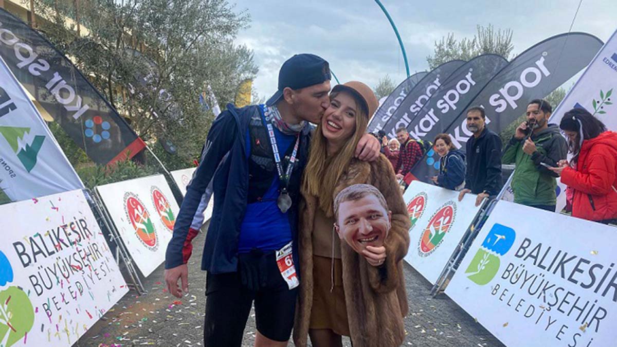 Tüm maraton boyunca teklif yüzüğünü cebinde taşıyan Altak, ‘Evet’ cevabını aldı.