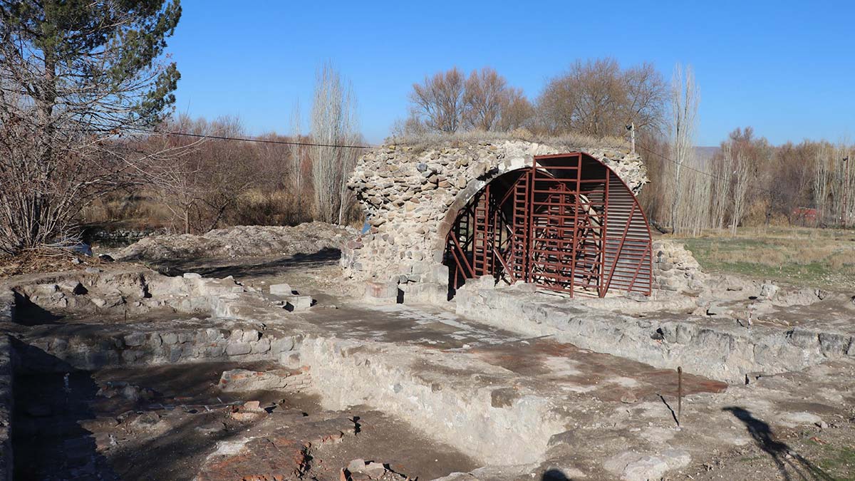 "Şu an her şey toprak altında. Kazılarımız devam ettiği müddetçe Anadolu Selçuklu döneminin saray mimarisi ile ilgili olarak çok çok önemli verilerle karşılaşacağız"