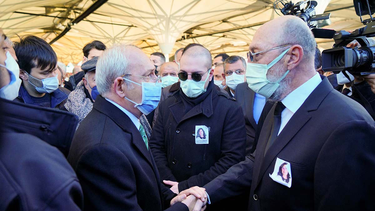 Öğle vakti kılınan cenaze namazının ardından Yıldırım'ın cenazesi, Karşıyaka Mezarlığı'nda toprağa verildi.