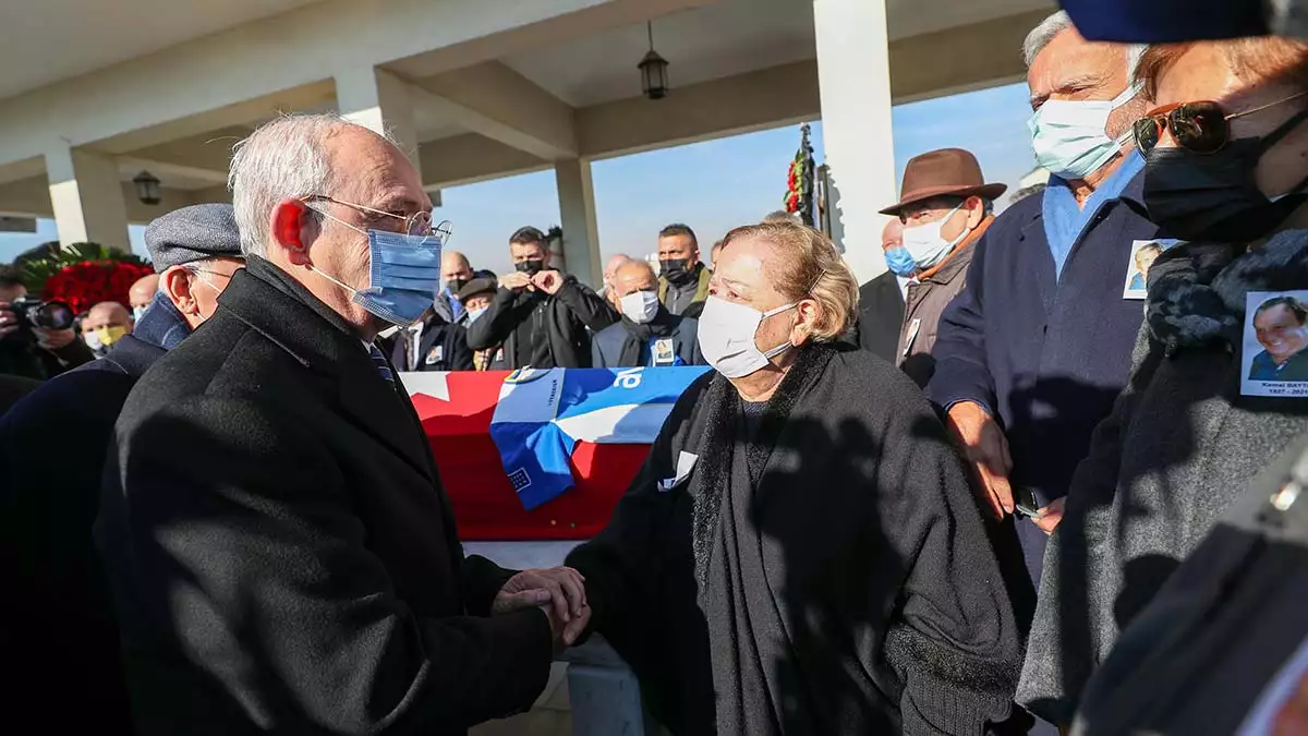 Baytaş'ın cenazesi, öğle namazı sonrası kılınan cenazesi namazının ardından gözyaşları içinde toprağa verildi