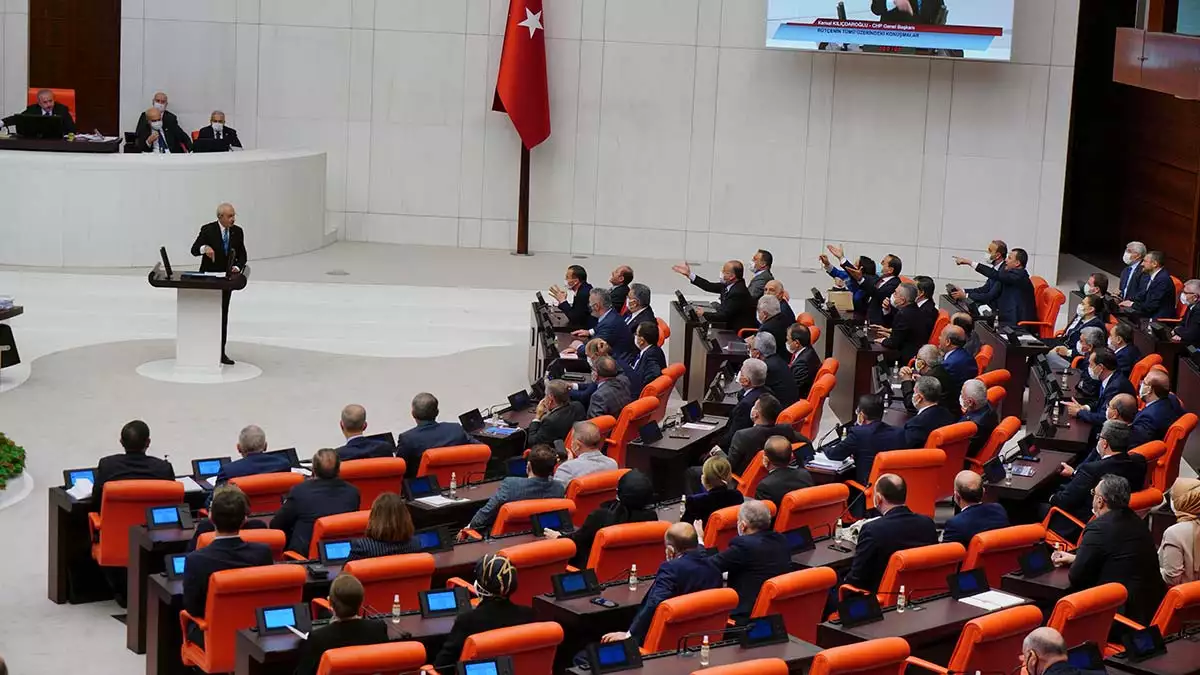 " artık marketlerde saat başı etiket değiştiren eleman istihdam ediyorlar. "