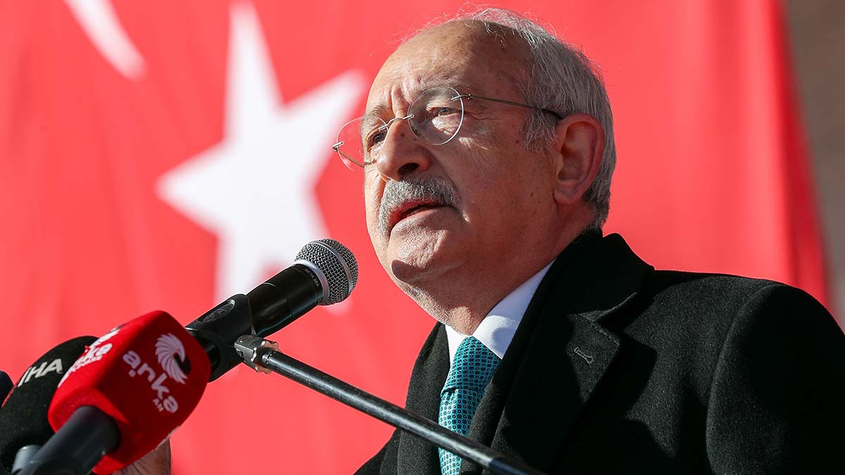 " Bayrağımız ve vatanımız bizim kırmızı çizgimizse biz 84 milyon insan kucaklaşmak zorundayız, beraber olmak zorundayız. "