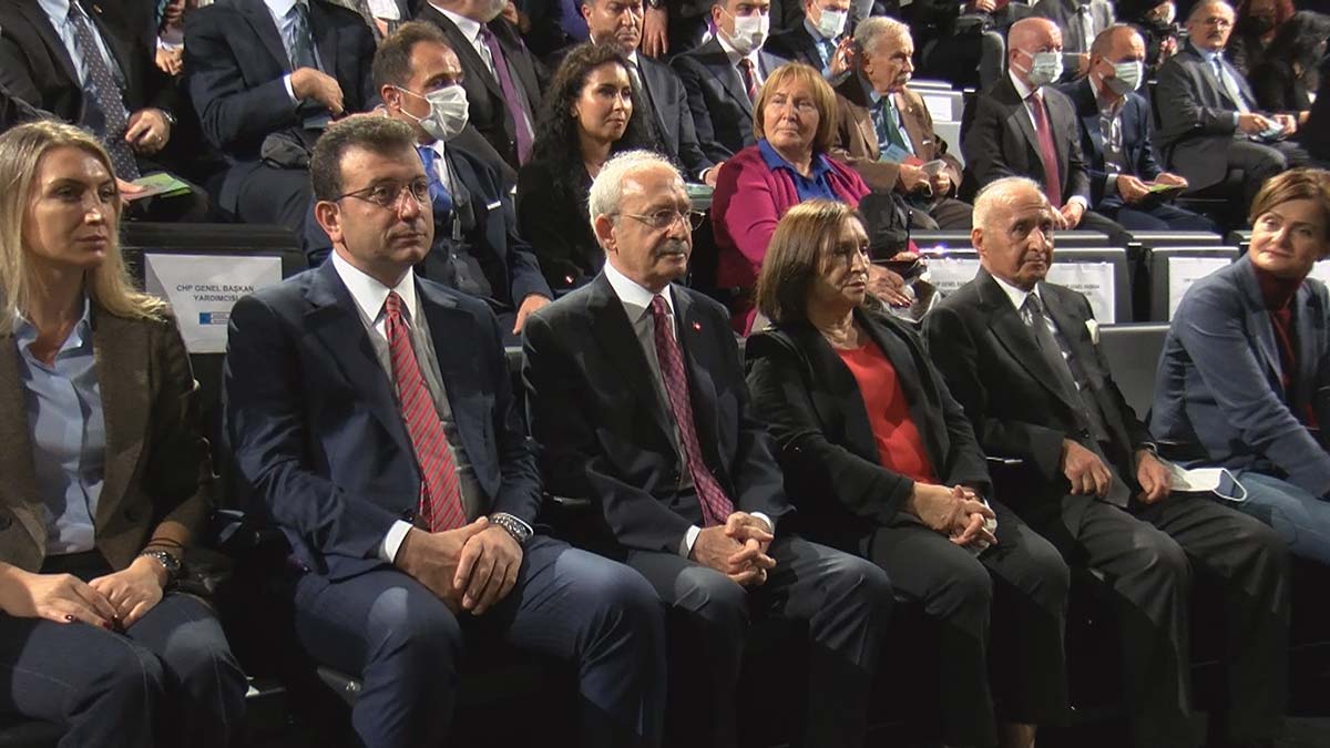 "Belediye başkanlarımızın önlerine konulan engelleri belediye başkanlarımız şikayet konusu yapmadan onları aşabiliyorlar"