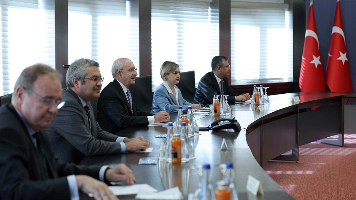 " Sabah Demokrasi ve Atılım Partisi'ndeydik, öğleden sonrada CHP Genel Başkanı Kemal Kılıçdaroğlu ve heyeti ile bir araya gedik"