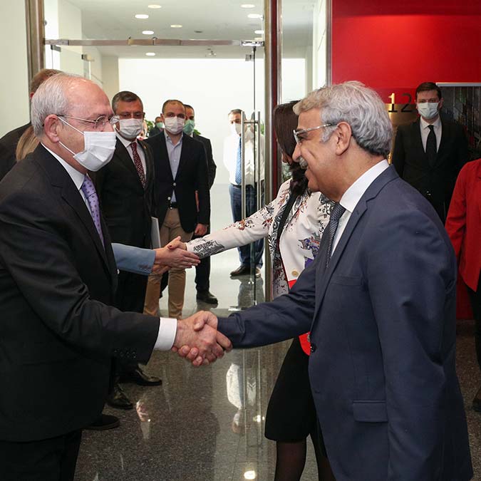 " Elbette ki farklı görüşlerimiz var. Ama her görüş bizim için son derece önemlidir"