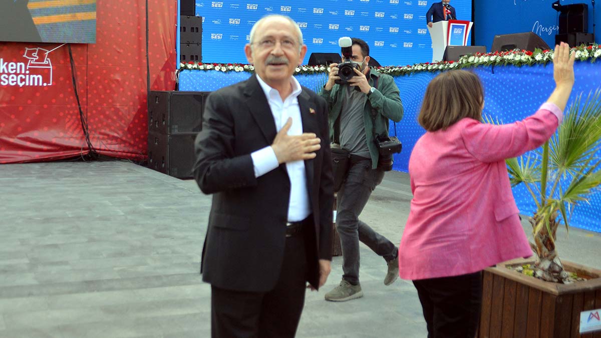 " Mersinlilerin ve bütün Türkiye'nin huzurundan açık ve net söylüyorum sizin duvarlarınız vız gelir bize"