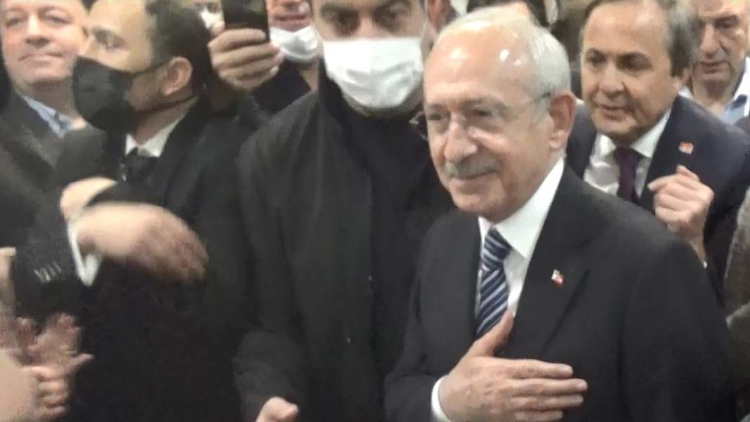 Kılıçdaroğlu, kendisine sürpriz yapan partililere teşekkür etti.