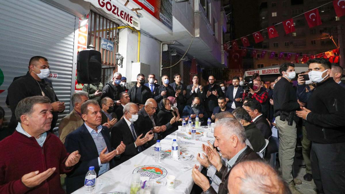 Şehit Celil Mutlu'nun eşinin ailesine taziye dileğinde bulunan Kılıçdaroğlu, bir süre sohbet etti