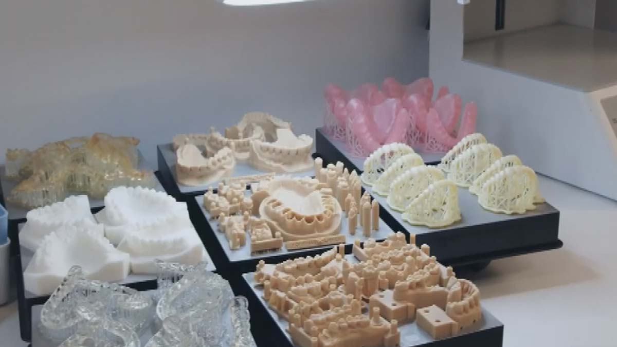 " Kişiye özel üretilen ameliyat aletleri, kılavuzlar ve kişiye özel implantlar, aynı zamanda ameliyat komplikasyon oranlarını da, hastanede yatış ve enfeksiyon riskini de azaltacak"