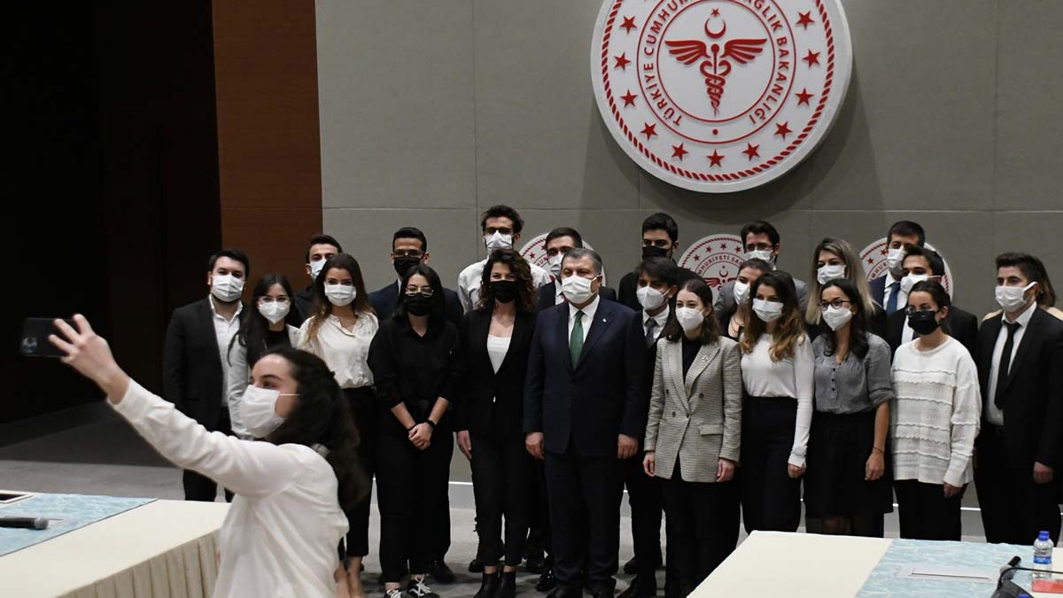 " İleri ülkelerin gözdesi olan hekimlerimizin, sağlık çalışanlarımızın kıymetini biz de bilelim ve bilmek zorundayız"