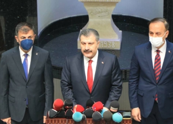 Koca: Omicron'un baskın varyant olmasını bekliyoruz