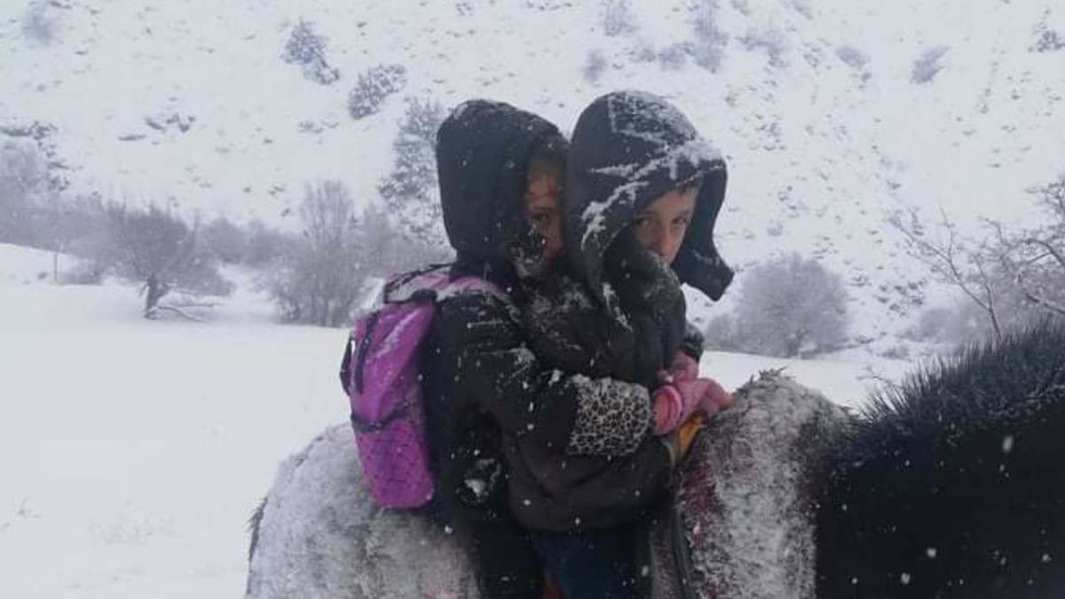 " At sırtında çocukları okula yetiştirmek için zorlu bir yolculuk yapıyorum."