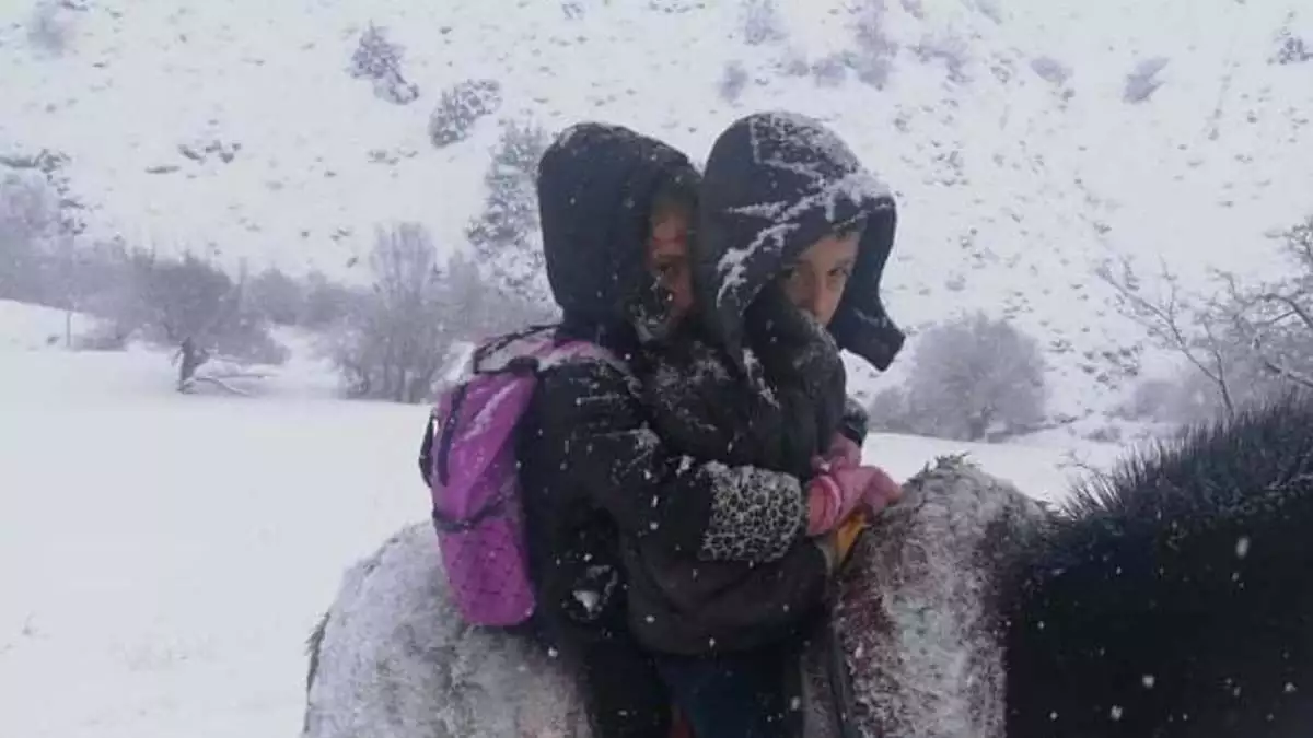 " at sırtında çocukları okula yetiştirmek için zorlu bir yolculuk yapıyorum. "