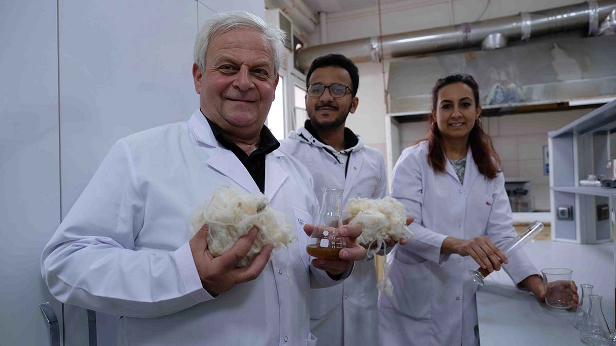 " Ülkemizde kaba bir hesapla yaklaşık 100 bin ton koyun yünü üretiliyor; ama buna yerli pazarda pek fazla talep yok"