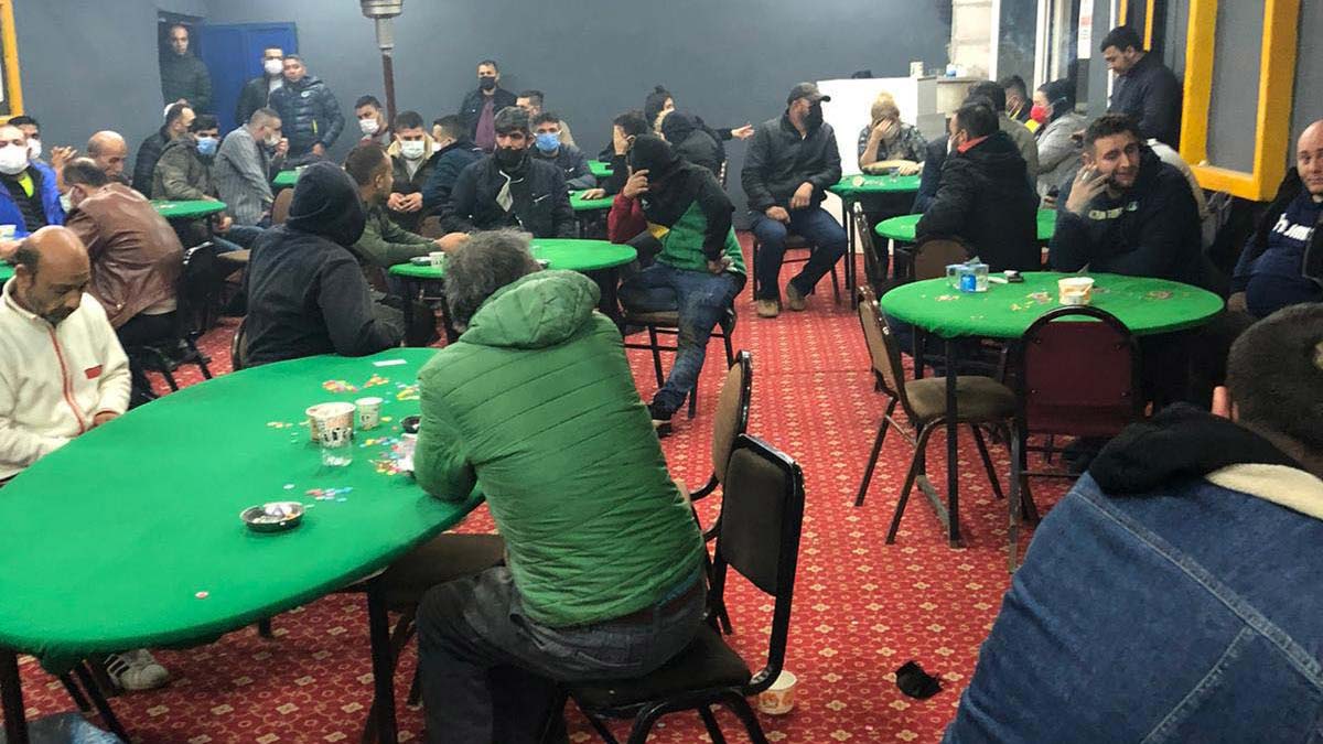 İzmir'de dayanışma derneği binasında kumar oynayanlara yönelik yapılan operasyonda suçüstü yakalanan 73 kişiye toplam 97 bin 528 TL idari ceza kesildi