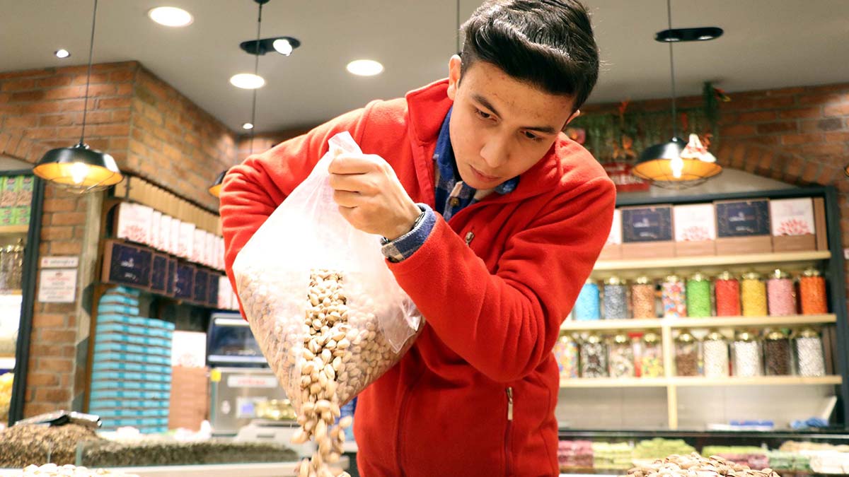 Daha önce kilo ile alınan kuru yemişler, fiyat artışı sonrası gram olarak alınırken, esnaf ise bu durumun satışlarını azalttığını dile getiriyor