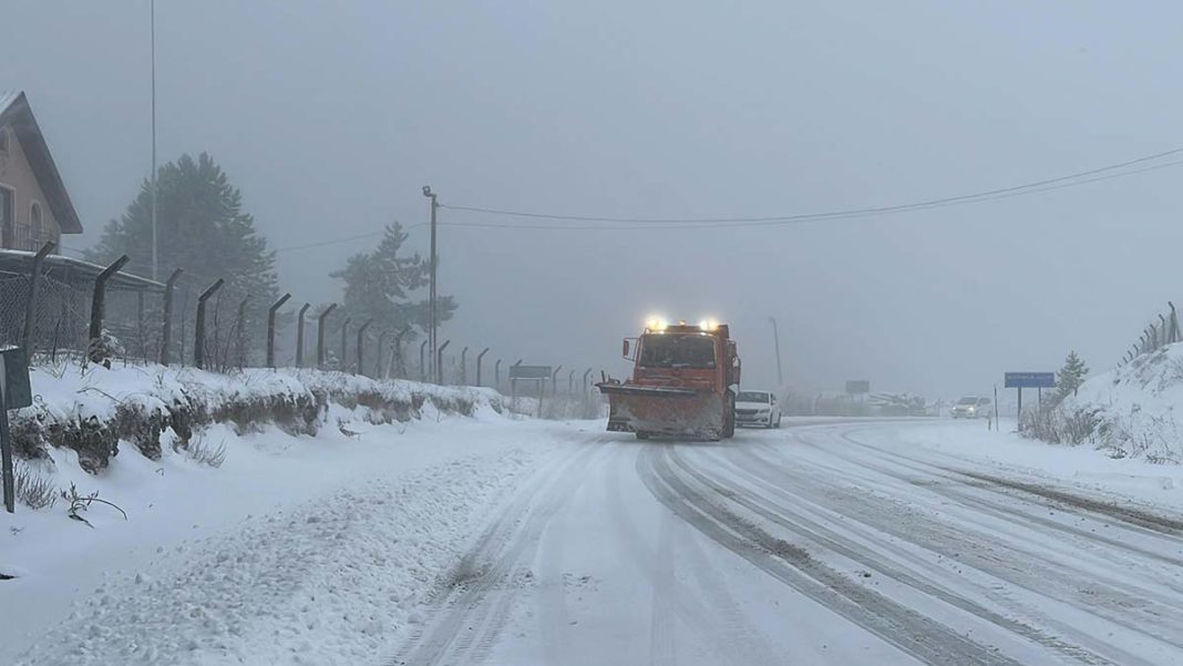 Kütahya'da ulaşıma kar yağışı engeli