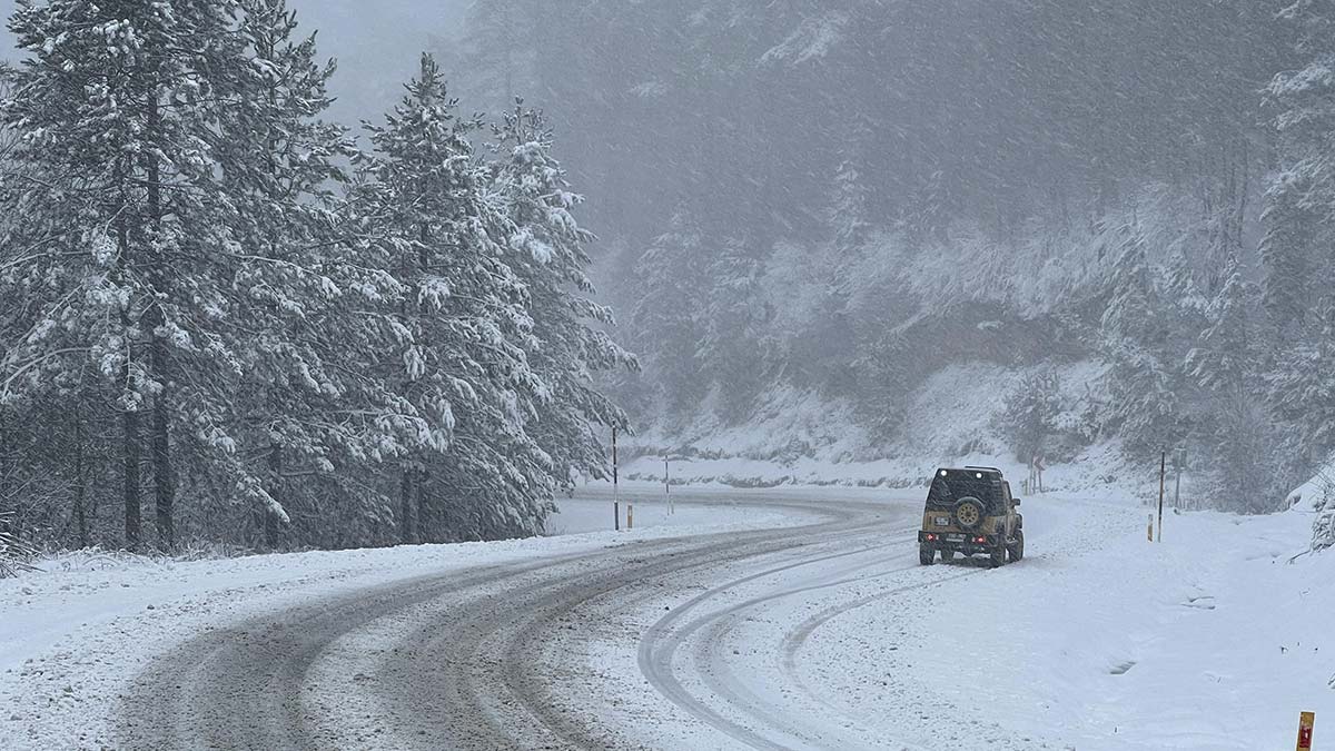 Yetkililer, sürücüleri zincirsiz ve kış lastiği olmadan yola çıkmamaları konusunda uyardı.