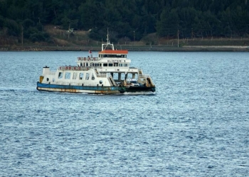Kuzey Ege Denizi'nde fırtınada feribot seferleri iptal