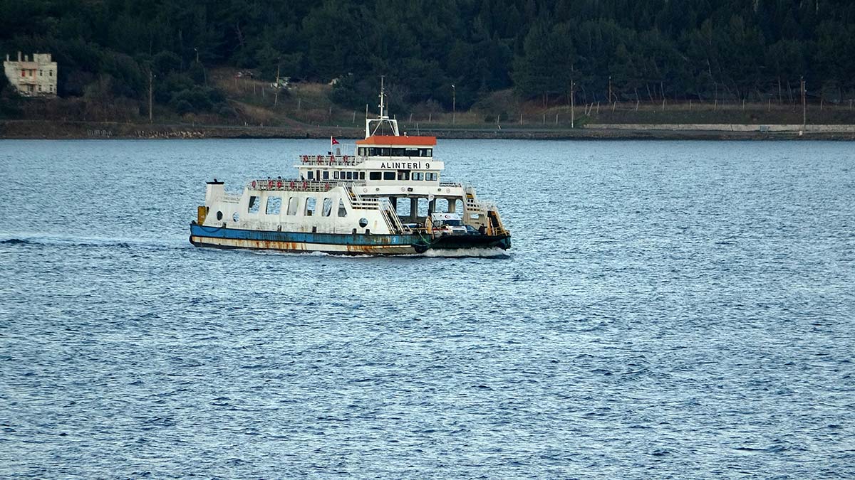 Kuzey Ege Denizi'nde fırtınada feribot seferleri iptal