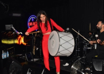 Lara sahnede sesi ve fiziği ile mest etti