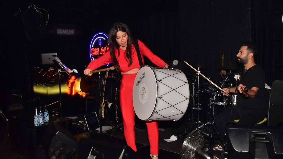 Lara sahnede sesi ve fiziği ile mest etti