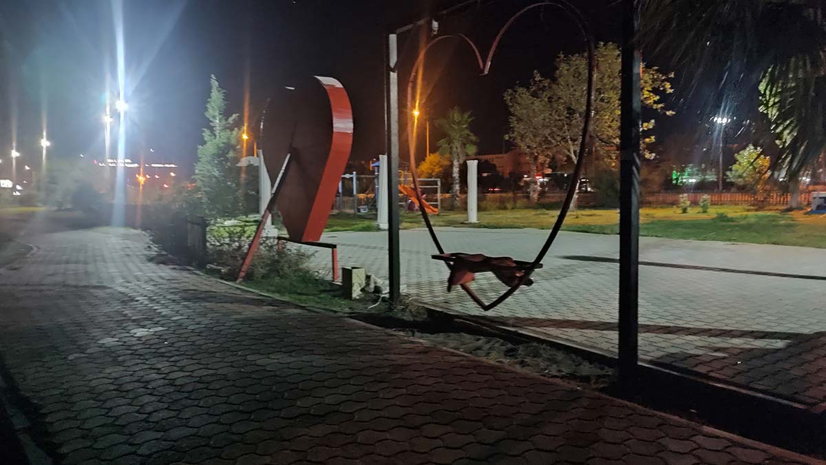 Lise öğrencisi salıncaktan düşerek yaşamını yitirdi