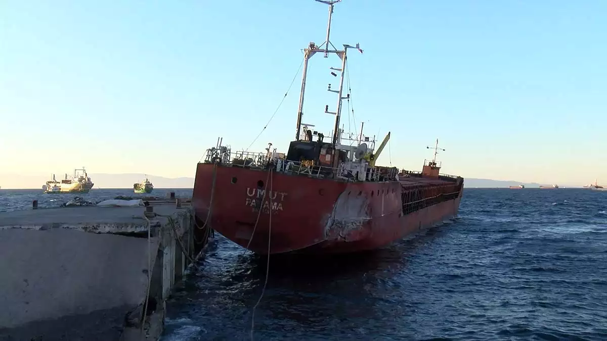 Lodosta batan gemiler iskeleye bağlandı