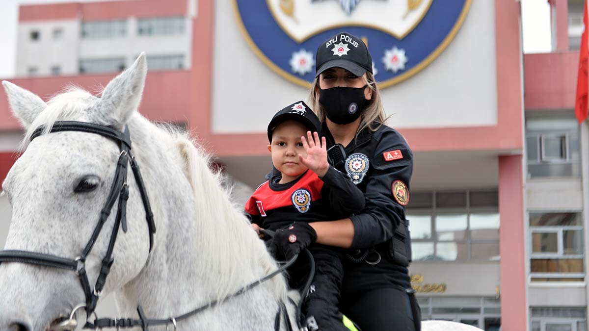 Lösemi tedavisi gören Emir'in hayali gerçek oldu