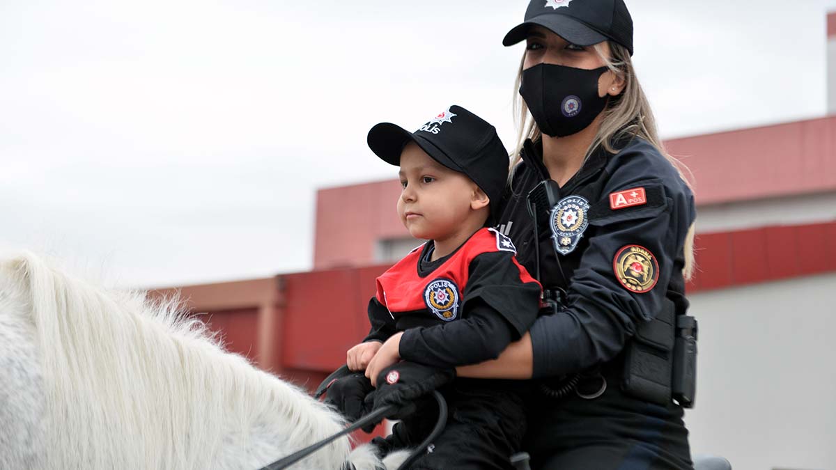 " Ben de büyüyünce atlı polis olmak istiyorum. Ata bindiğim için çok mutlu oldum"