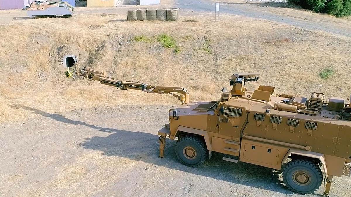 Mehmetçiğin sahadaki yeni yardımcısı olan METİ, araç dışına çıkmadan el yapımı patlayıcılara yönelik keşif, tespit, teşhis ve kısmi müdahale yapabilmek amacıyla üretildi.