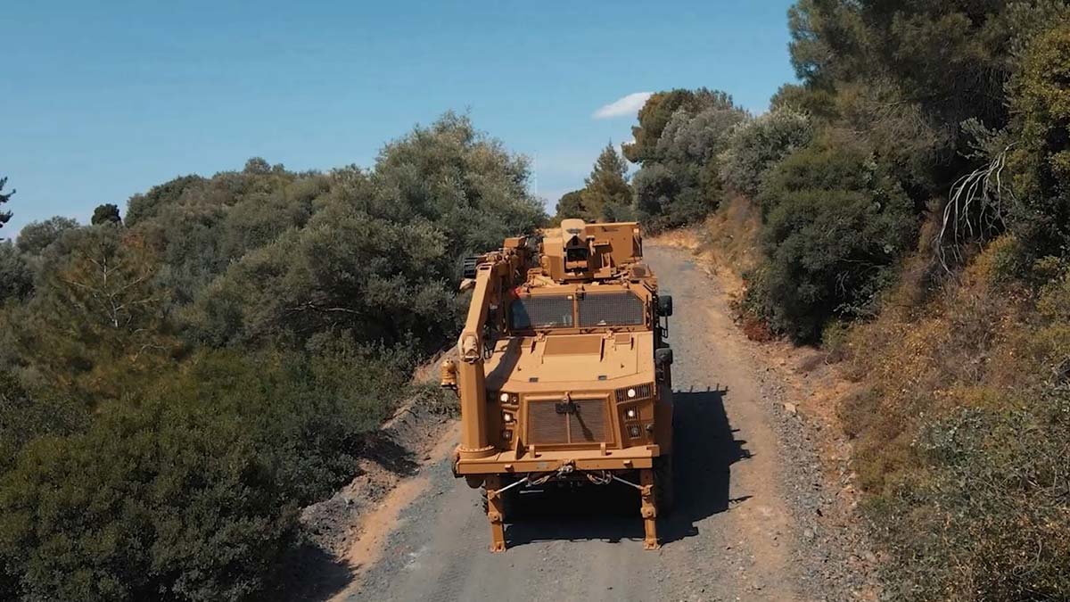 Araç üzerinde bulunan çok amaçlı robot kol, araç içinden kullanabiliyor