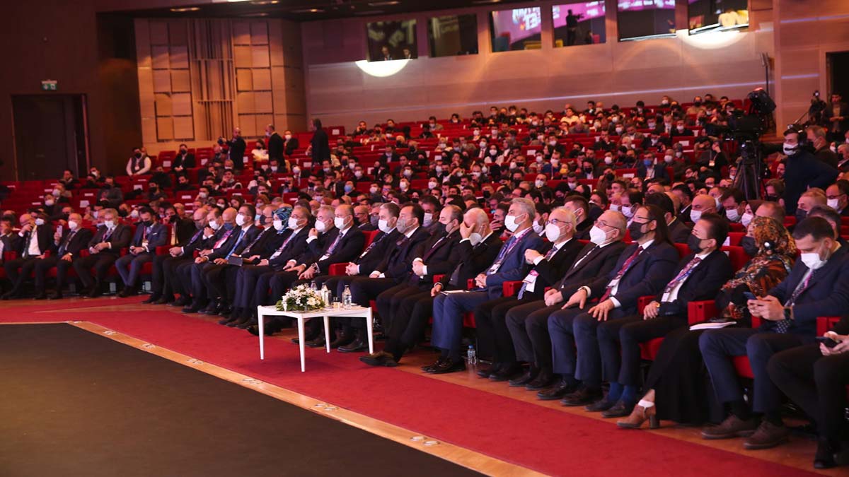 " TL mevduatlarındaki getirinin kur artışı karşısında korunacak olması dolarizasyonu ciddi anlamda önleyerek, döviz üzerindeki algı manipülasyonu kısa sürede sona erecektir"