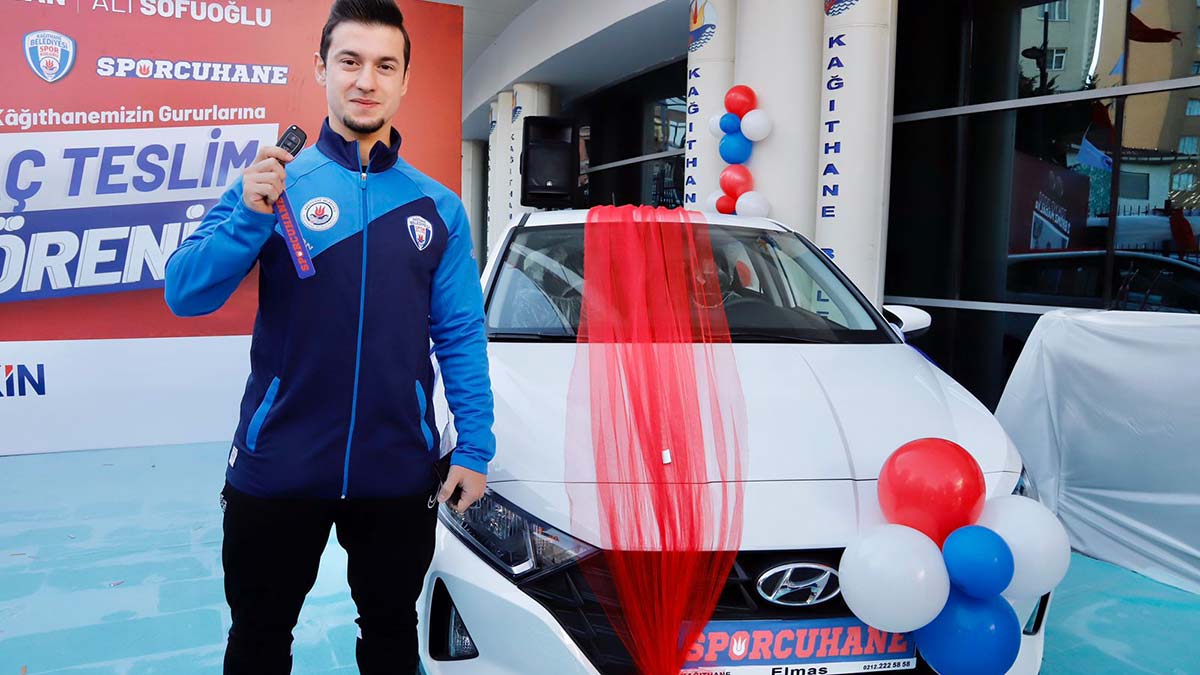 Madalya alan sporculara araba hediye edildi