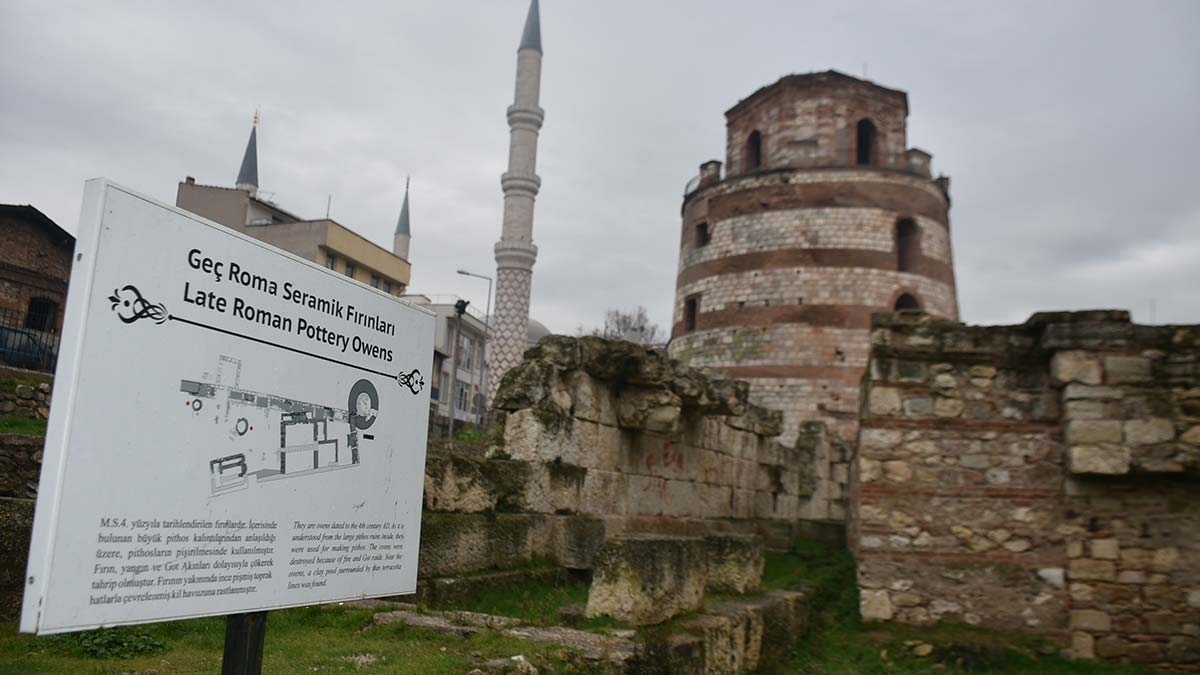 Geçmiş yıllarda depremlerle hasar oluşan ve onarım gören tarihi yapı, uzun yıllardır atıl olarak bulunuyordu