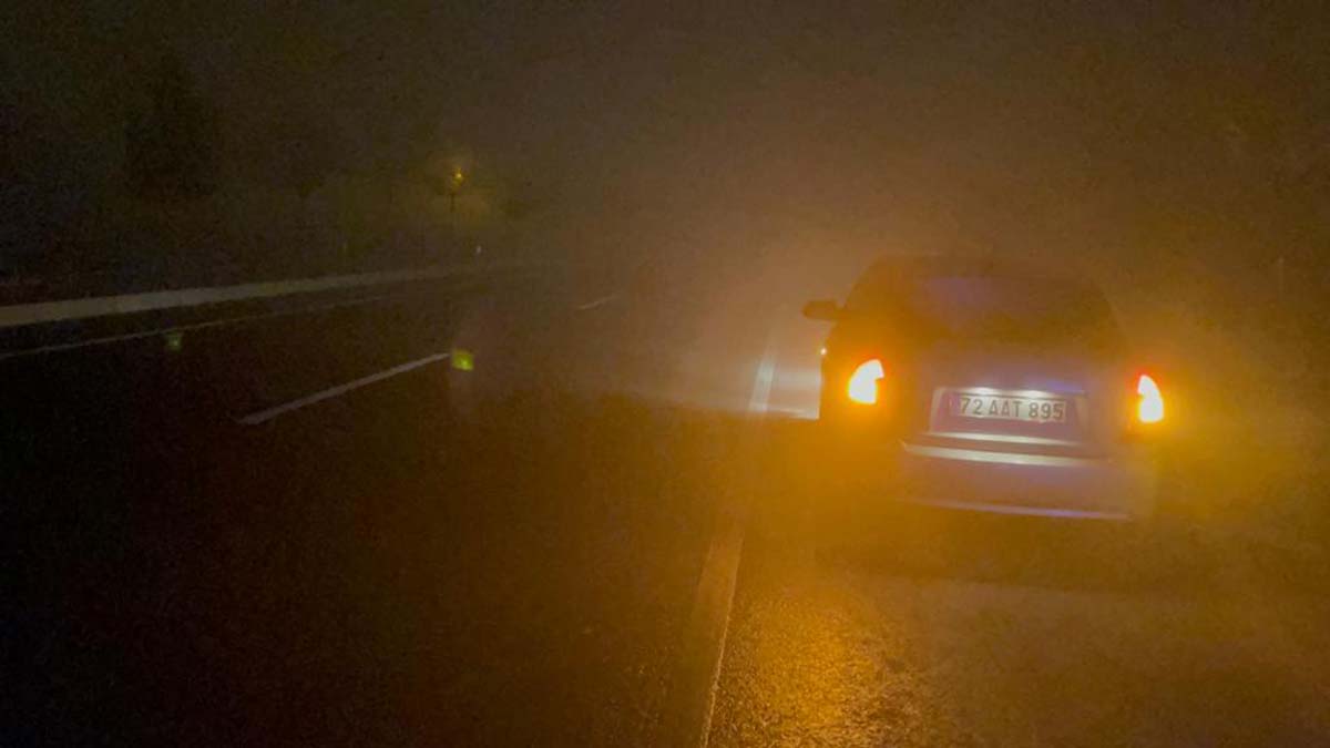 Yollarda ilerlemekte güçlü çeken sürücülerden bazıları, dinlenme tesislerine araçlarını çekerek sis etkisinin azalmasını bekledi