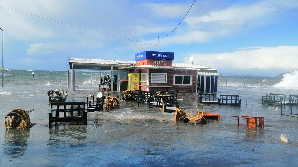 " Marmara Bölgesinde yaşanan Lodos Fırtınası kaynaklı afet olaylarında 63 kişi yaralanmış, 5 kişi hayatını kaybetmiştir."