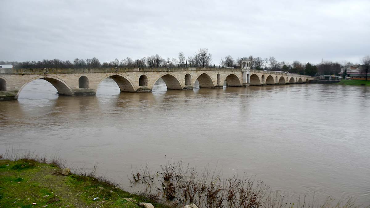 Meriç ve Tunca'da su seviyesi yağışla birlikte arttı 