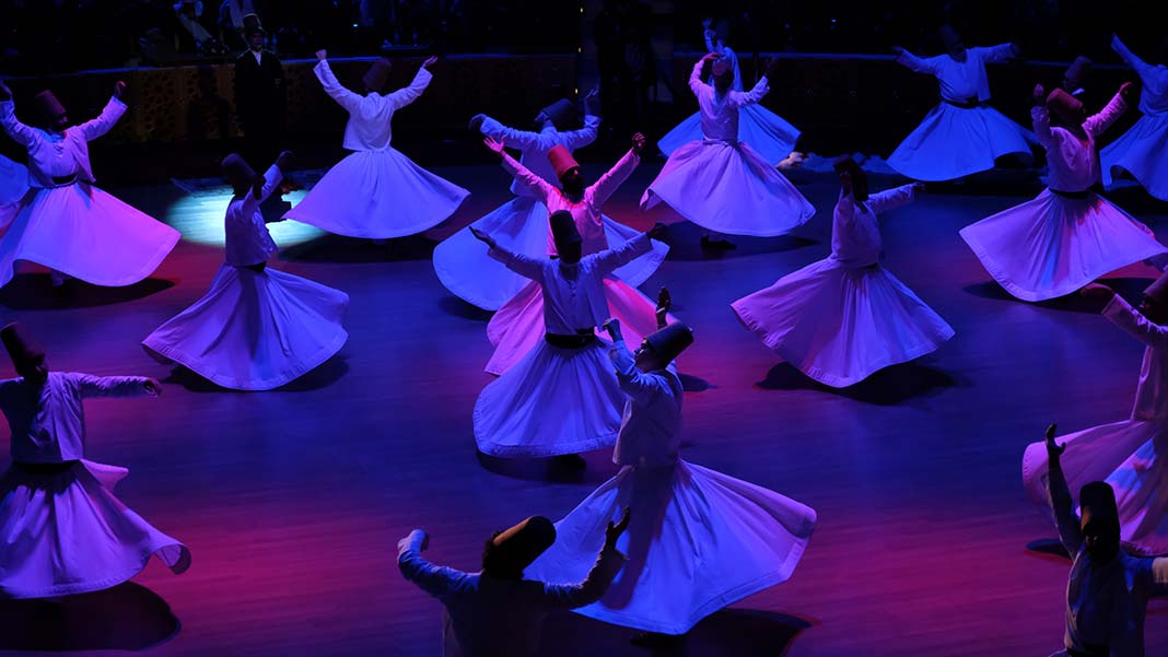 " Özellikle genç kardeşlerimizi medeniyetimizin bu köklü şahsiyetleriyle buluşturmak ve onları Mevlana Hazretlerinin düşünce yapısı ve ahlak anlayışıyla yetiştirmek adına ne gerekiyorsa yapmaya devam edeceğiz"