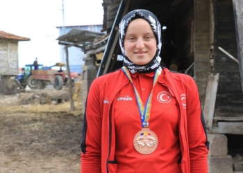 Milli sporcu Esma Dünya'da bronz madalya kazandı