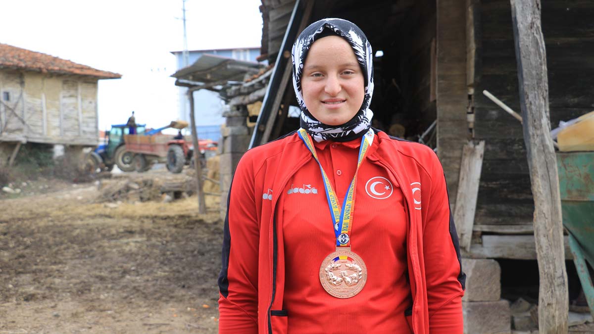 Milli sporcu Esma Dünya'da bronz madalya kazandı