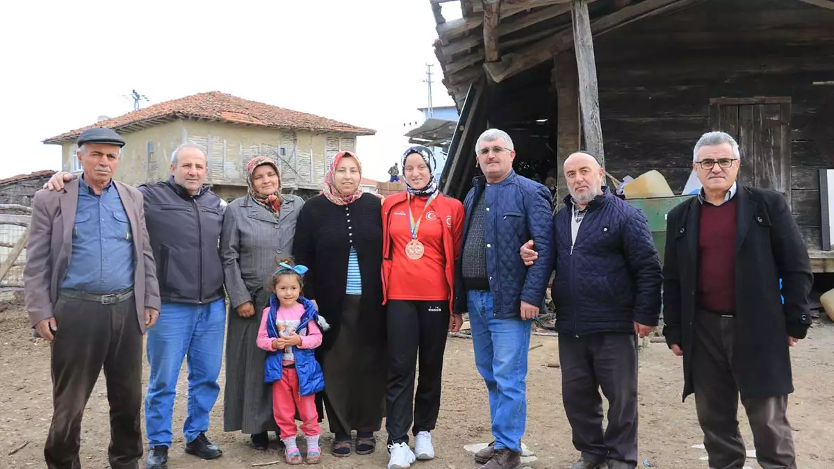 " bayrağımızı avrupa'da dalgalandırdı. Tüm ülkemize hayırlı olmasını diliyorum bu madalyanın"