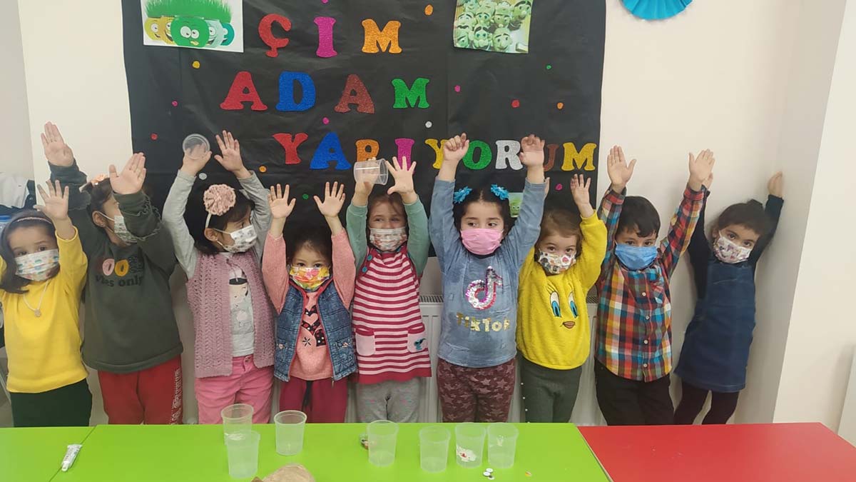 Miniklerden çim adam etkinliği