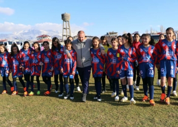 Mor Menekşeler Kız Futbol Takımı 7 kez şampiyon oldu