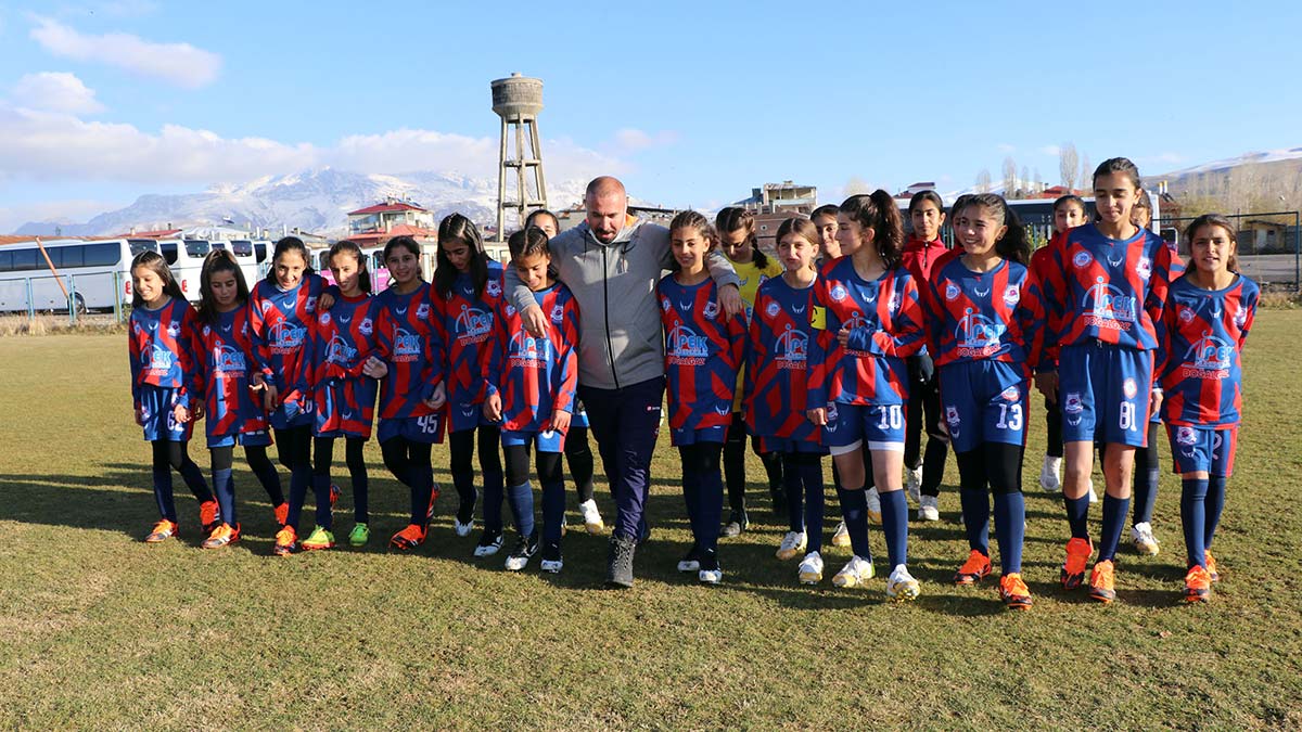 Mor Menekşeler Kız Futbol Takımı 7 kez şampiyon oldu