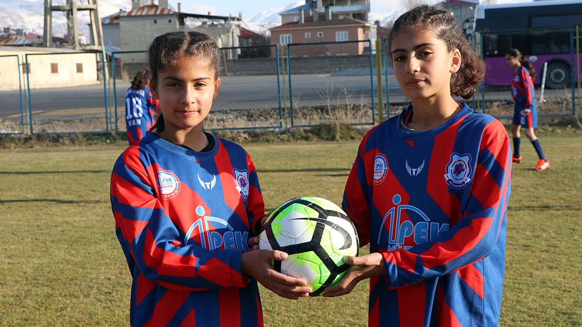 Her ikisi de 8’inci sınıf öğrencisi olan ikiz kardeşler Fatma ve Nazdar Durak da takımda top koşturuyor