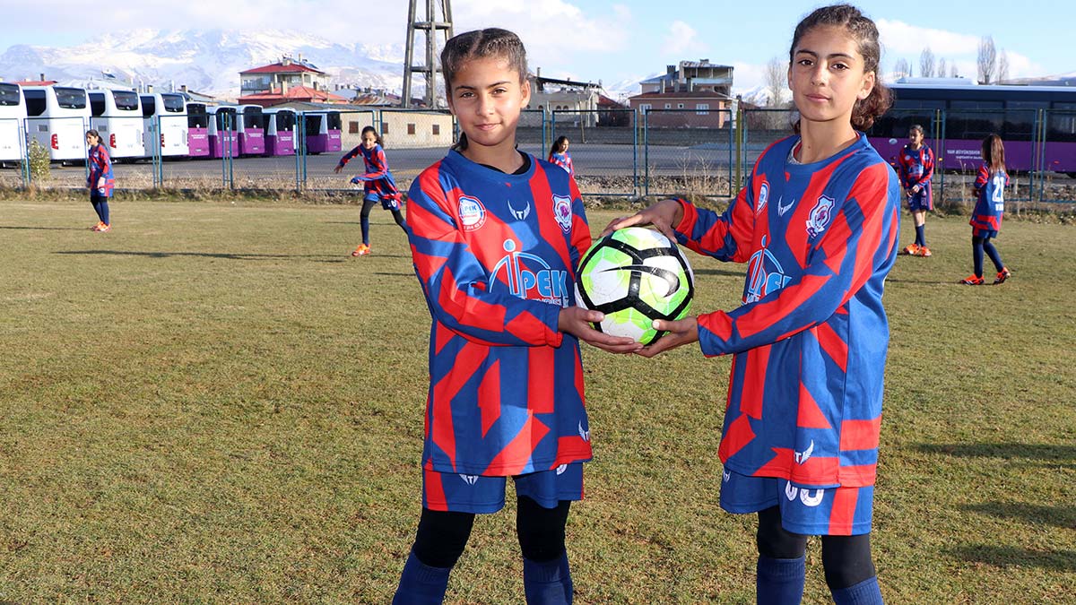 "Hedefimiz hem Galatasaray’da oynamak hem de milli formayı giymek. Bizi futbola kazandıran hocama teşekkür ediyorum"