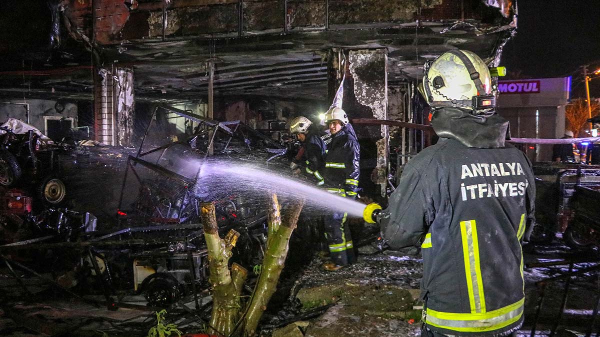 Motosiklet satan işyerinde milyonluk yangın